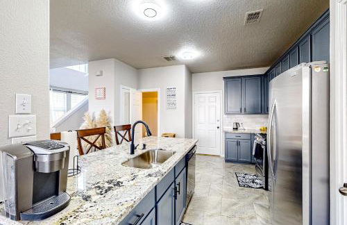 3 Mi to Downtown Conroe Updated Townhome with Yard - Foto 9