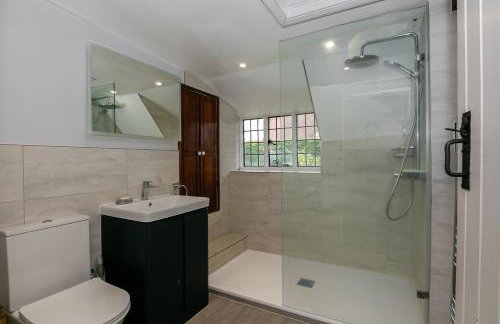 Beautiful 5-Bedroom Home with Cinema & Games Room - Foto 15