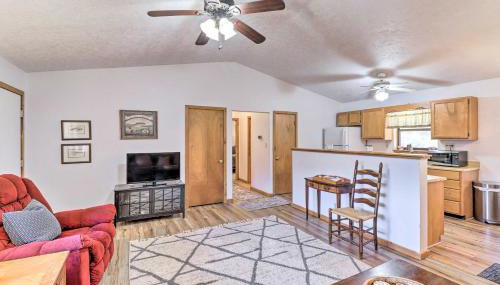 Walk to White River Home with Deck in Flippin! - Foto 3