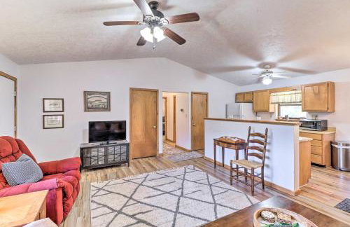 Walk to White River Home with Deck in Flippin! - Foto 3