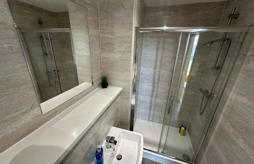 Two Bedroom City View Apartment Liverpool by StaySavvy Accommodation - Photo 63