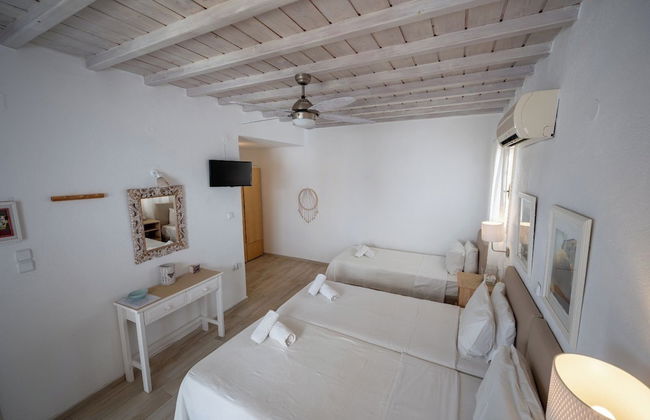 Mykonos Twins - Photo 2