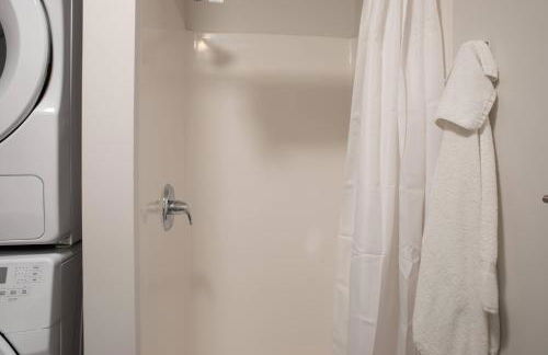 Deer District Studio Apt - One Block from Fiserv & Baird - Foto 9