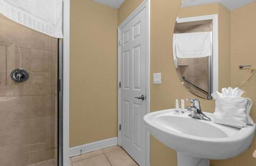 Cozy & Elegant 4BR Enchanted Townhouse - 1 Mile to Disney with Resort Pool, Gym, & Jacuzzi - Photo 33