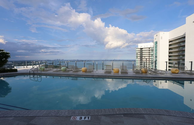 King Bed Full Service Apt - Photo 12