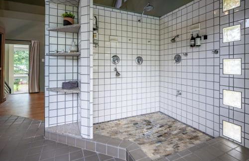 Downtown Bryan Treehouse Hot Tub and Peaceful Escape - Photo 34