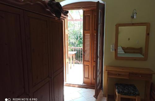 Giannis Gerakios apartments by climbing house - Photo 8