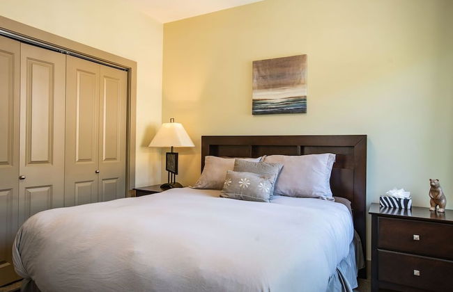 Selkirk Snug by Revelstoke Vacations - Photo 2