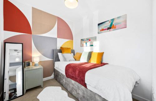 Stylish 3BR Home - Sleeps 7 - 15 Min to City Centre, Parking Garden & Fast Wi-Fi - Foto 4
