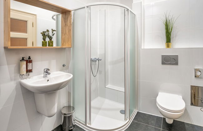 4 Arts Apartments by Adrez Living - Photo 39