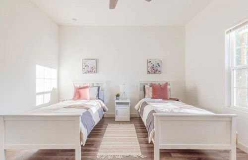 3BR Modern, Gated Home w FreePking, BBQ, Firepit, Mins to Downtown - Foto 9