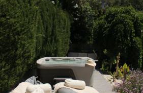 Marbella Bliss - Serenity 4-Bedroom VILLA with Exclisive HEATED Private POOL & Jacuzzi, Tropical Garden, Marbesa - Steps from the Cabopino Beach - Photo 14