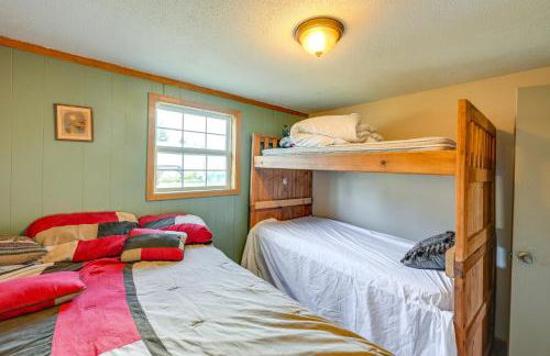 Hunt, Fish and Hike Home with Deck in Encampment - Foto 18