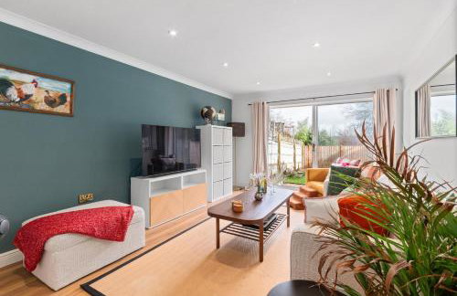 Marlow - Three Bedroom House - Parking - Photo 2