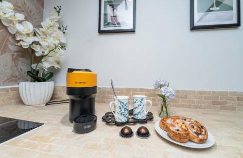 Heron Stays Bath- Historic Pub Retreat, Original Beams, Parking, Sleeps 9, 3 Miles to Bath Central - Photo 15