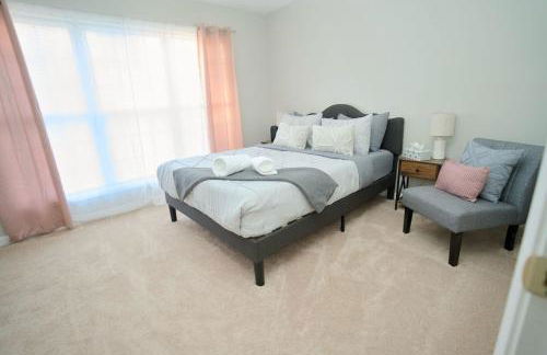 Modern Two BR Townhome, Workspace, Free Parking and Wi-Fi - Foto 5