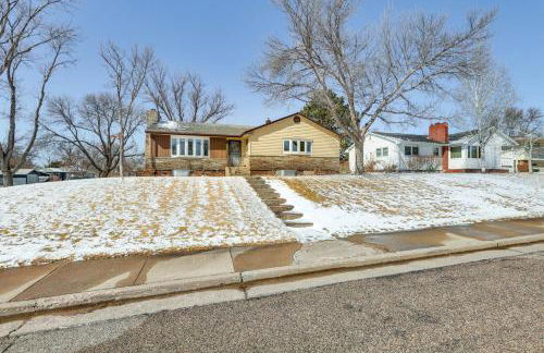 half Mi to Dtwn Pierre Family Home with Patio - Foto 3