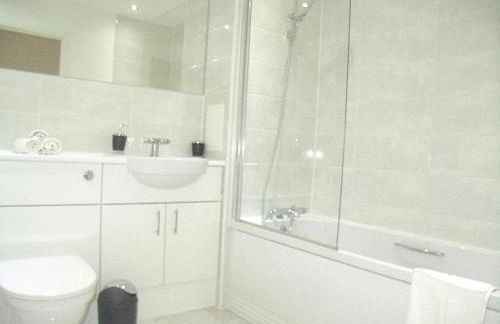 New Central Woking 1 and 2 Bedroom Apartments with Free Gym, close to Train Station - Photo 7