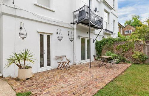 Minimal Designer Home with a Beautiful Garden - Foto 26