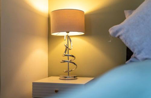 Cosy 3-Bed House With Parking, 5 Mins to QE & Uni - Photo 10