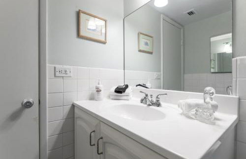 Spacious 3BR Beachfront Condo with Balcony & Parking - Foto 31