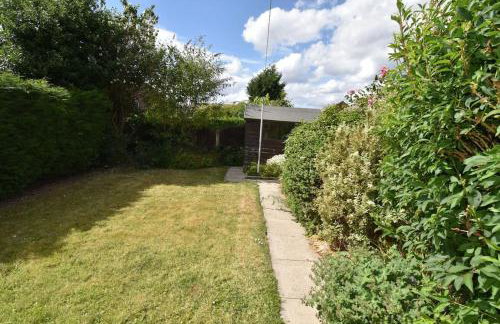Superb 3 bed house, homely comforts close to supermarkets, with private parking on gated premise - Photo 44