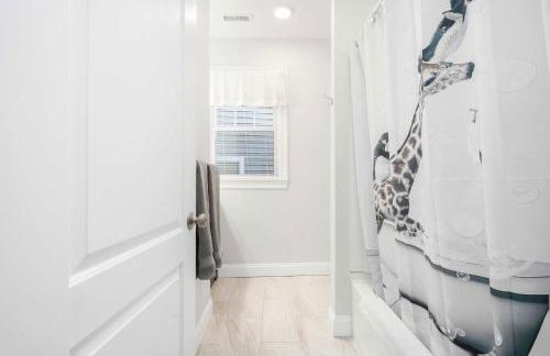 Jennifer's Chic 2nd Floor Apt Private Deck w Views - Photo 11