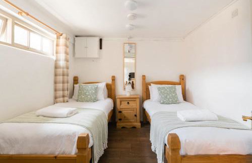 Cosy Cotswolds Cottage Farm Stay - Shepherds Rest - Photo 23