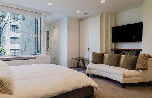 Private Beautiful Townhome w Zen Garden - Photo 13