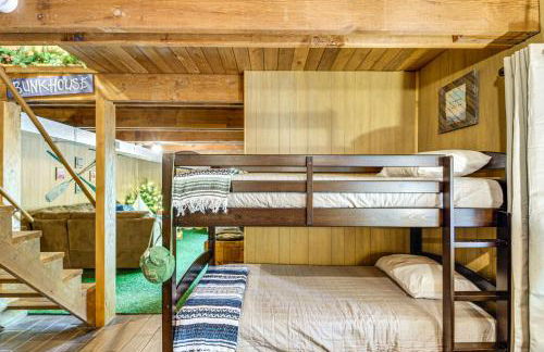 Canal Across Street Family Cabin in Breezy Point! - Foto 13