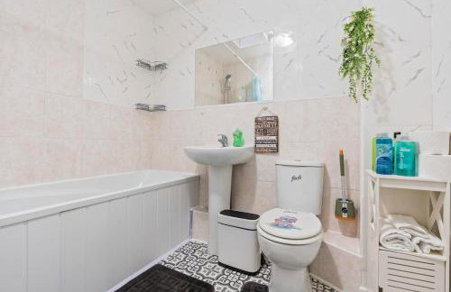 #99 Quirky and Stylish 3-Bedroom - Close to Drayton Manor Theme Park - Sleeps 6 - "Perfect for contractors and Families - Free parking" - Photo 26