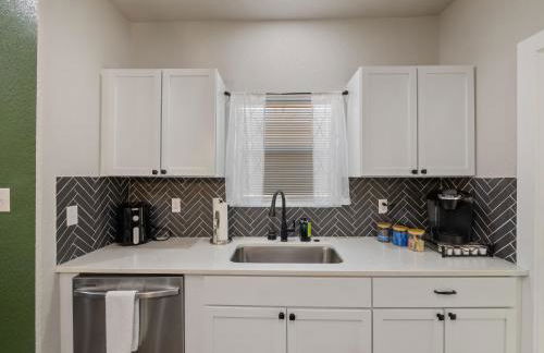 Botanical Oasis near Riverwalk - Sleeps 12 - Foto 9