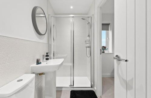 NEW! Spacious 3 BR Detached Home! Hosted by Oakstone stays! Driveway parking, Fast Wifi, A5 with great Midlands transport links - Foto 8