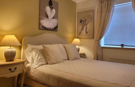 Three Bedroom Apartment by Beautiful Park - Photo 31