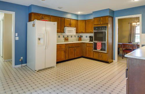 Charming Paris Home with Porch Hunt and Unwind! - Foto 7