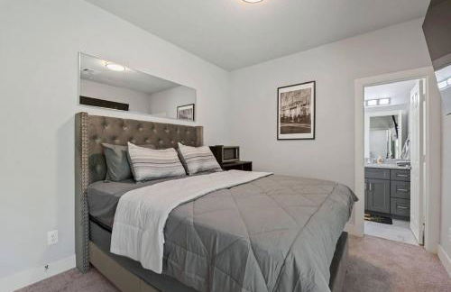 Modern 2024 Townhome with Indoor Hoops Huge TVs and Gray Chic Design - Foto 17