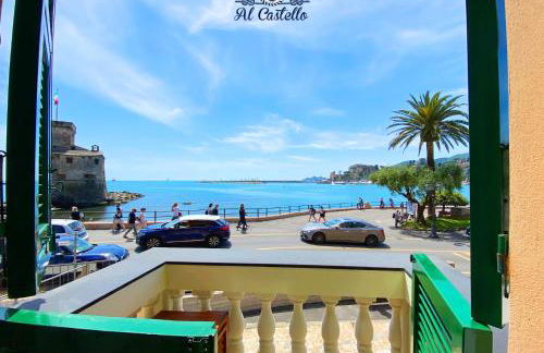 WELCOME RIVIERA - AL CASTELLO-VISTA MARE -ROMANTICO e CENTRALE a 20 METRI DAL MARE-toll parking at 15 euro per day to be booked in advance -subject to availability - Foto 4