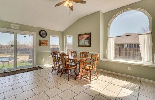 Hot Tub, Pool, and Fire Pit! Solar-Powered Hutto Gem - Foto 7