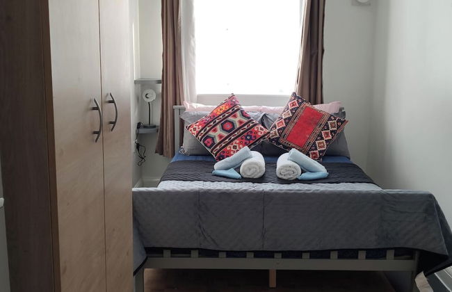 Apartment - Sleeps 4 - Parking - Station Close - Photo 1