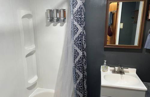 Romantic Pocono house - stream, lake, beach, pool, firepit - Foto 12