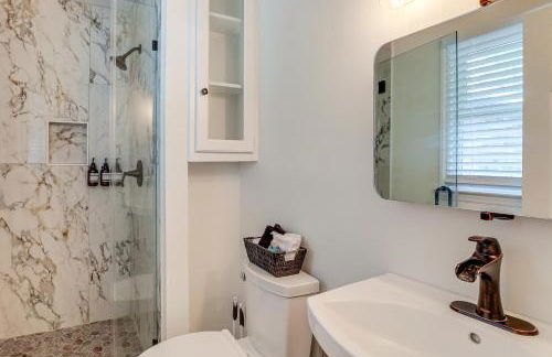 Patio and Pool Table Lake Marion Getaway - Foto 27