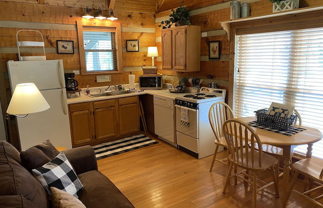 Sweet - 2 Bedrooms, 2 Baths, Sleeps 6 Cabin by RedAwning - Foto 6