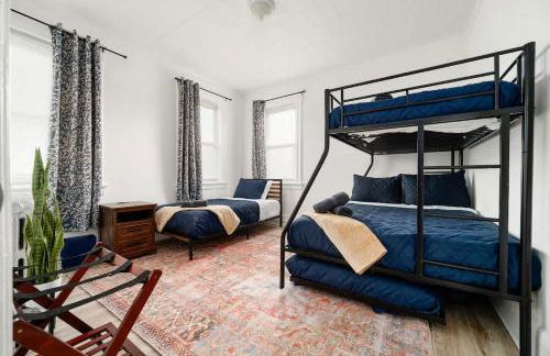 Whole House Near NYC and Transit with Game Room Fire Pit and King Bed - Foto 10