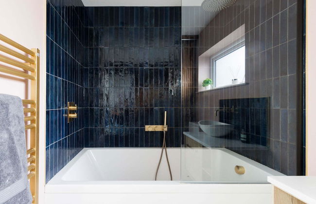 Chic 4-bed Coastal Retreat in Heart of Bosham - Photo 29