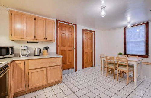 Quaint and Charming 2BR APT in Central Oakland - Photo 8