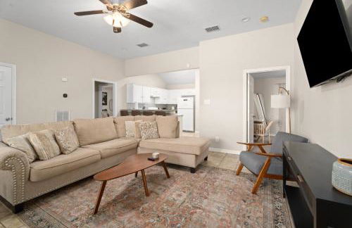 Near Texas A&M, Spacious Living Room, 4 Queen Beds - Foto 2