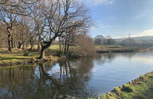 Couples Canalside Retreat with Hot Tub & Pergola - Photo 17