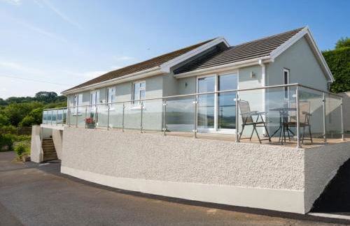 Lloret, Contemporary Retreat with Hot Tub & Waterside Views - Photo 3