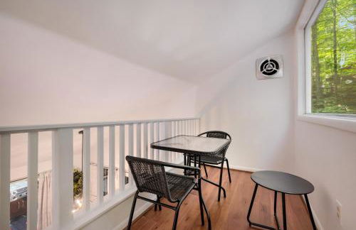 Renovated cabin w hot tub & deck - Foto 24