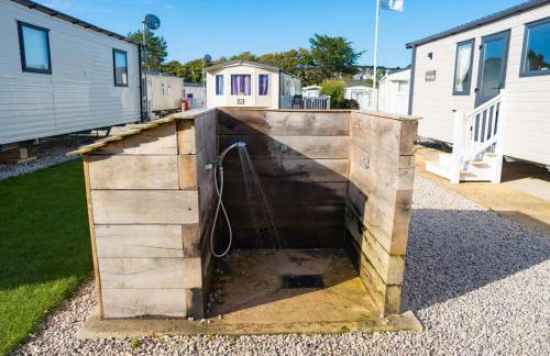 Delightful two bedroom caravan on Par Beach. - Foto 44